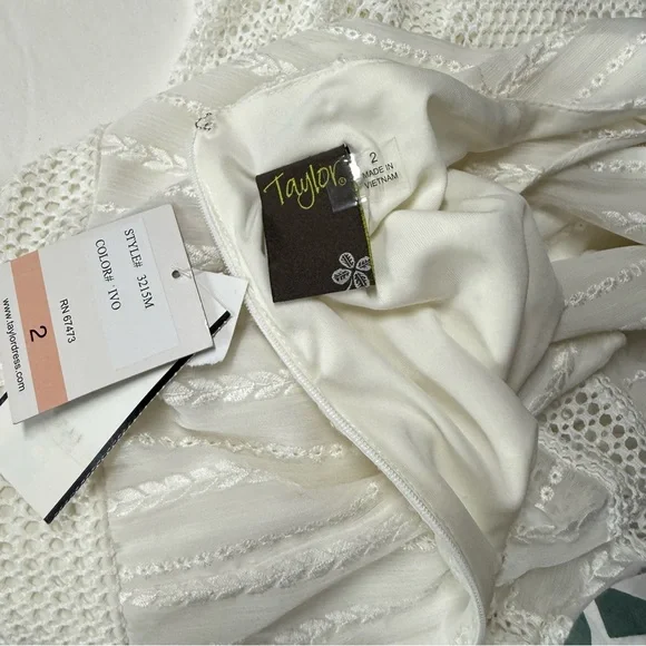 Elegant White Sleeveless Dress - Picture 6 of 6